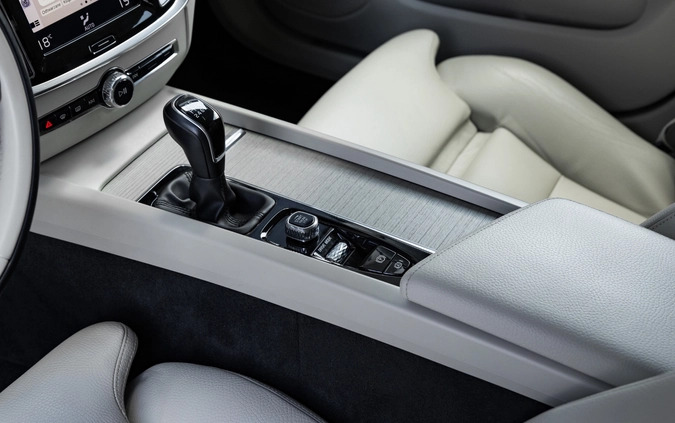 Volvo V60 cena 86900 przebieg: 130086, rok produkcji 2018 z Swarzędz małe 781